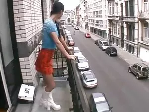 美しいシャネルのグレーの間に大きなコック ...