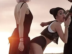 裏切り者が並んでる！ 女性 が みたい  ...