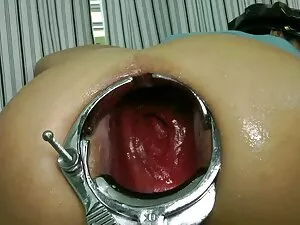 彼女の最初の肛門に巨大な自然のおっぱいを ...